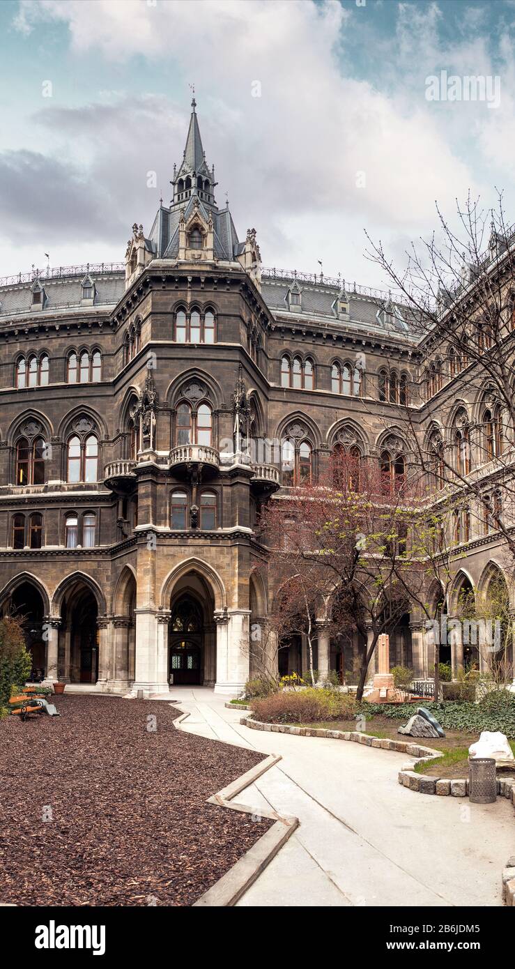 Il cortile interno del municipio viennese con splendida architettura gotica e torre alta Foto Stock