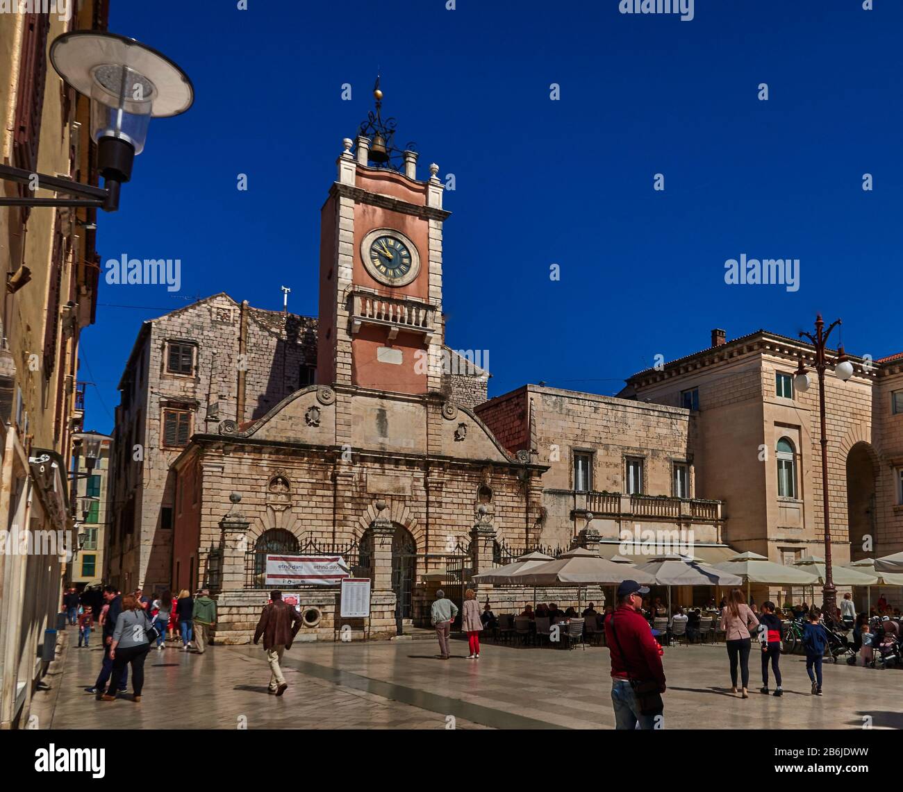 Zara, provincia della Dalmazia, Croazia, Zara è un'adorabile città fortificata, Narodni trg è il centro della vita pubblica a Zara dal Rinascimento fino ad oggi. Sul sito della grande piazza, la platea magna, le fondamenta delle istituzioni comunali sono state poste nei primi anni del Medioevo. Il XVI secolo vide la costruzione della Guardia cittadina (Gradska straža) con la torre dell'orologio della città, Foto Stock