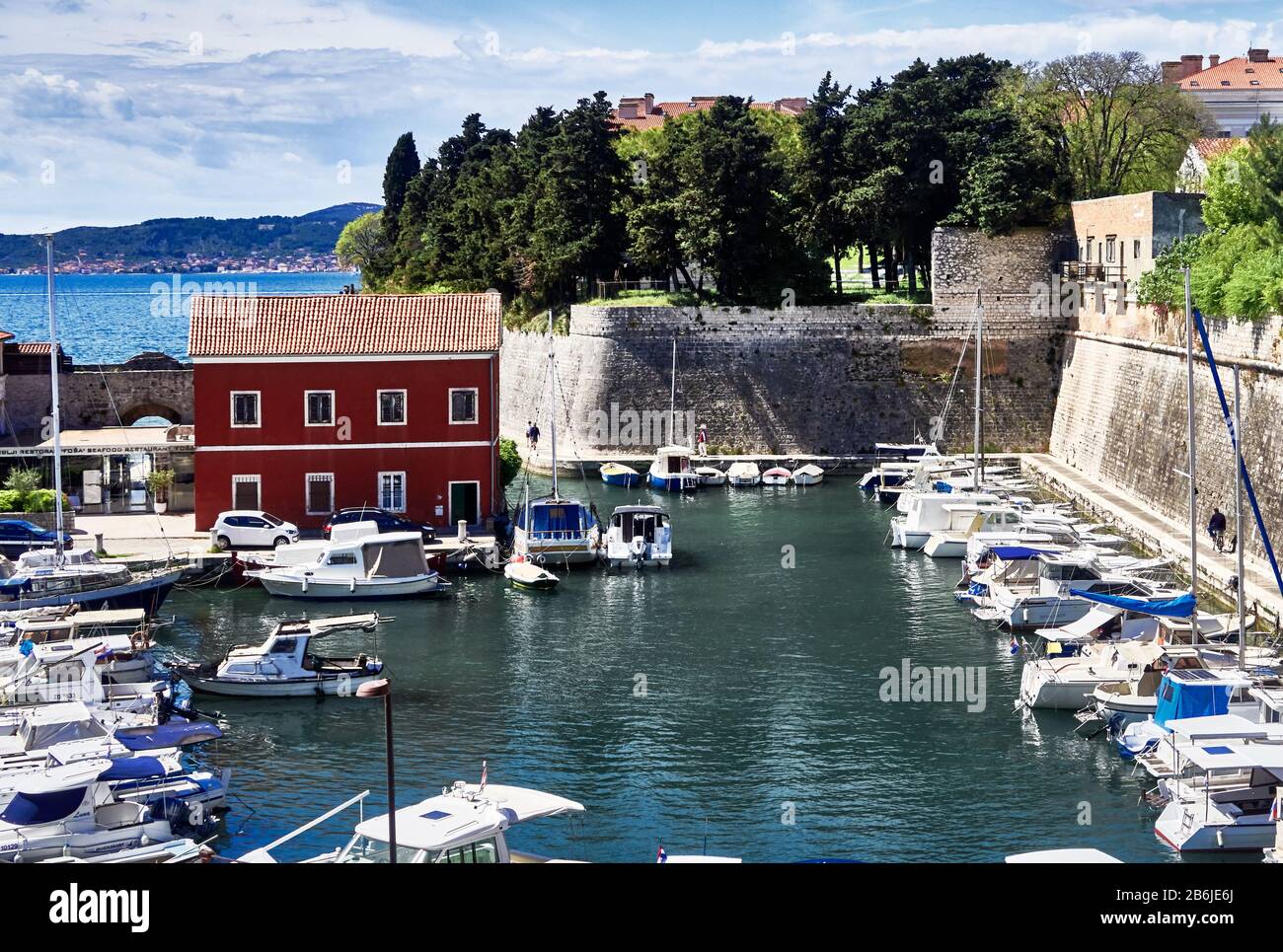 Zara, provincia della Dalmazia, Croazia, il porto turistico di Fosa nella  città fortificata di Zara vicino alla porta del mare Foto stock - Alamy