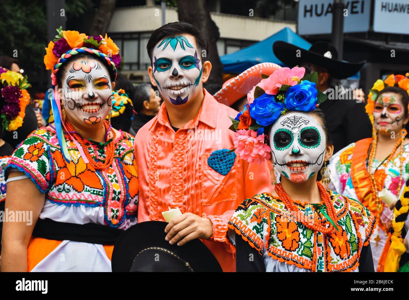 Città del Messico, Messico, ; 26 ottobre 2019: Giorno dei morti, la gente dissimulata durante la sfilata del giorno dei morti Foto Stock