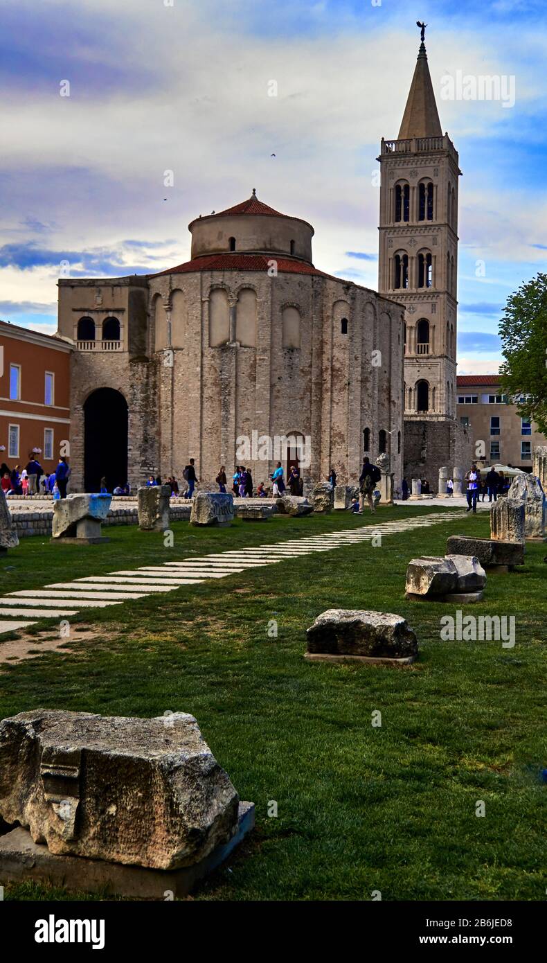 Zadar, provincia della Dalmazia, Croazia, Zadar è la città abitata più antica della Croazia. Situato sul mare Adriatico, il pittoresco e storico centro di Zadar è il suo foro romano, ora dominato da due chiese: Il San Donat preromanico (edificio rotondo) e l'adiacente cattedrale romanica di Sant'Anastasia (con il suo campanile) Foto Stock