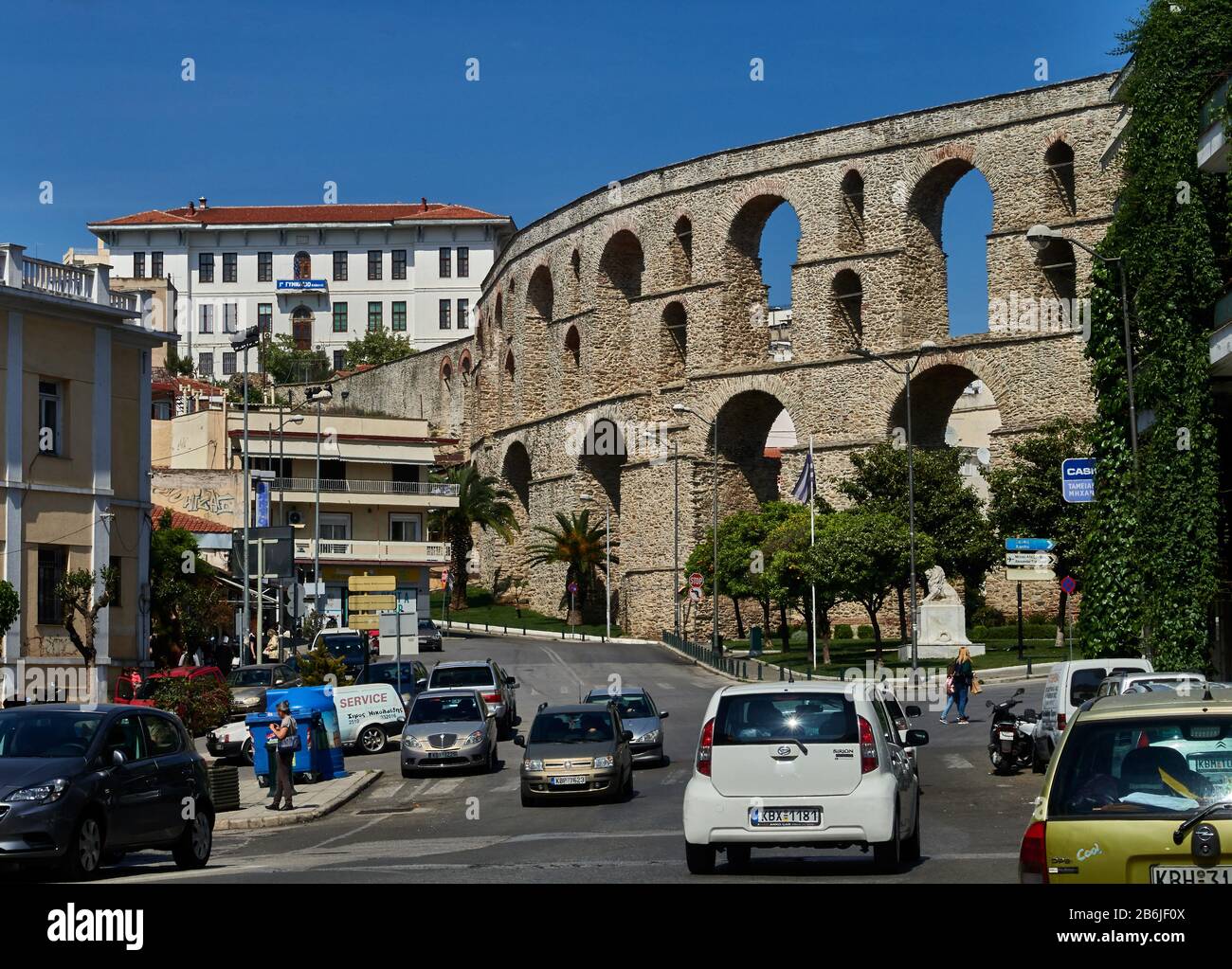 Kavala, Macedonia orientale, Mar Egeo, Grecia, l'acquedotto (Kamares) in Kavala è un acquedotto romano, si compone di 60 archi di quattro diverse dimensioni e un'altezza massima di 52 m. ed è stato ricostruito nel 1550 da Suleiman il magnifico Foto Stock