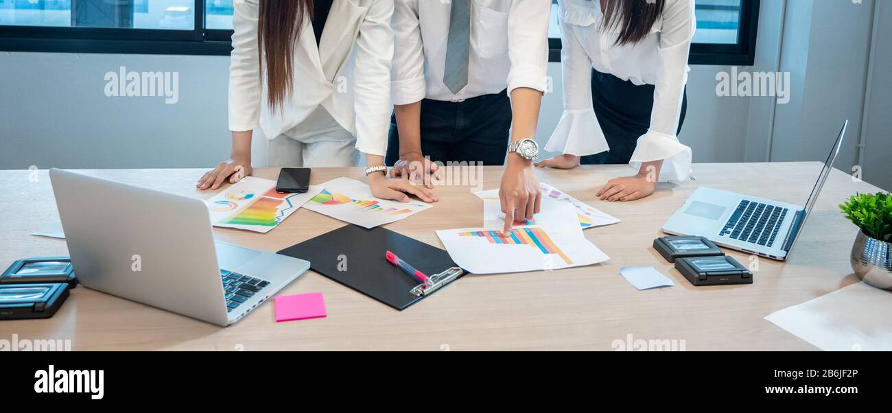 Gli uomini d'affari stanno incontrando e facendo crescere il business su una scrivania Foto Stock