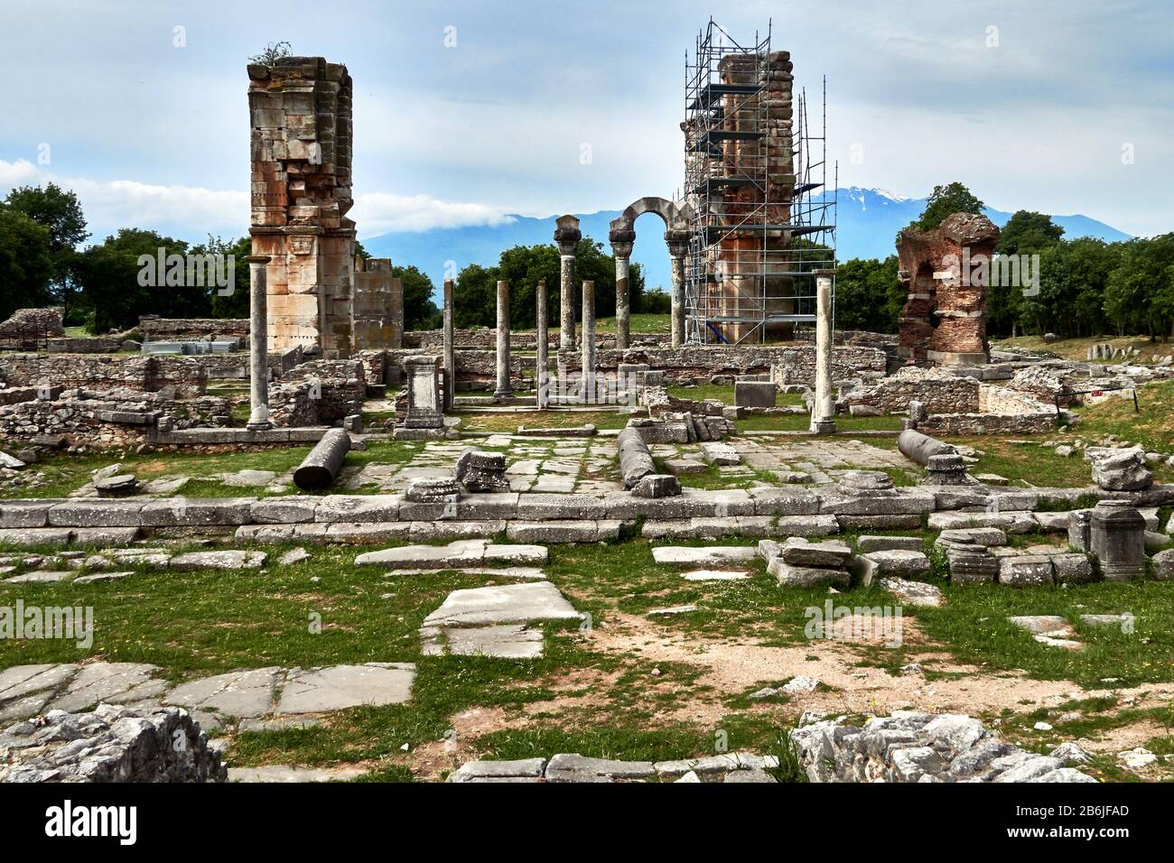 Kavala, Macedonia orientale, Mar Egeo, Grecia, l'imponente basilica accanto al Foro e le sue colonne gagantiche, il più importante sito archeologico della Macedonia orientale, con monumenti caratteristici del periodo ellenistico, romano e paleocristiano. La storia del sito di Philippi inizia nel 360/359 a.C. quando i colonisti di Thasos fondarono la prima città, chiamata Krenides. Foto Stock