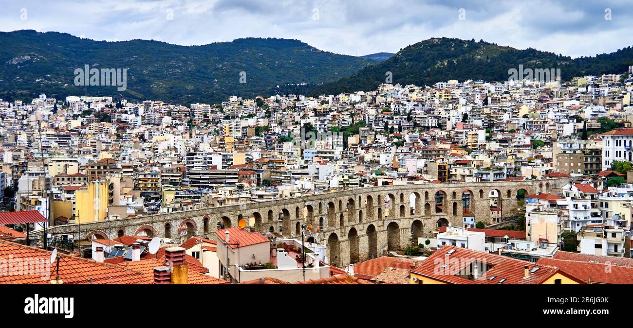 Kavala, Macedonia orientale, Mar Egeo, Grecia, della fortezza bizantina vista sull'acquedotto romano (Kamares) e la città di Kavala, si compone di 60 archi di quattro diverse dimensioni e un'altezza massima di 52 m. ed è stato ricostruito nel 1550 da Suleiman il magnifico Foto Stock