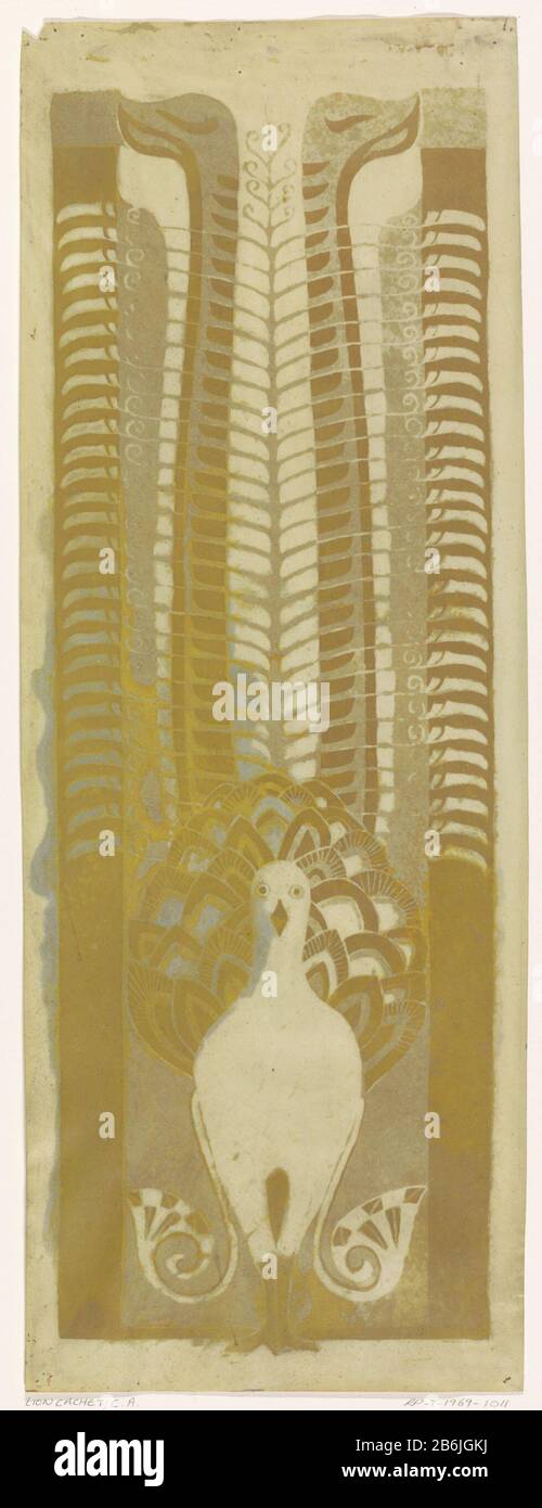 Disegno decorativo con disegno decorativo con uccello lyre con uccello tipo oggetto: Disegno oggetto numero: RP-T-1969-1011 Produttore : disegnatore: Carel Adolph Lion Cachet Data: 1874 - 1945 caratteristiche Fisiche: Pennello in giallo e grigio su pergamena materiale: Pergamena Tecnica: Dimensioni spazzola: H 568 mm × W 207 mm Oggetto: Altri ornamenti derivati da volatili ornamentali animali (LYRE-BIRD) Foto Stock