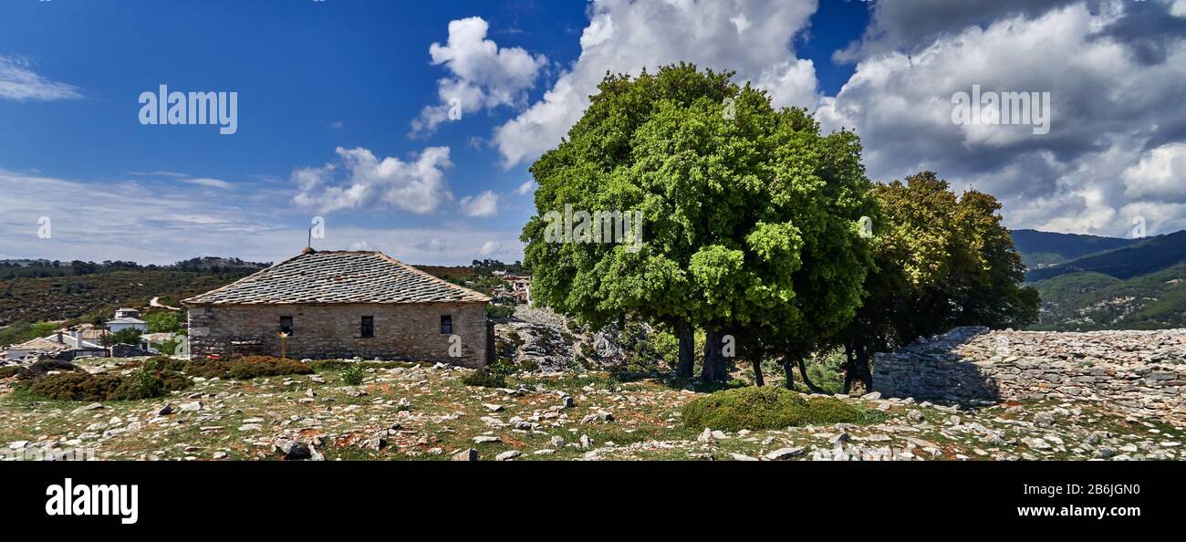 Isola di THASSOS, Grecia, Europa, la Chiesa di San Atanassios, che è la più antica chiesa di Thassos in Kastro piccolo villaggio all'interno dell'isola greca di Thassos. Si ritiene che sia il più antico villaggio dell'isola. Il nome del villaggio deriva dal vecchio castello che esisteva qui per proteggere gli abitanti. Il villaggio si trova nel centro dell'isola, ad un'altezza di 450–500 m sul livello del mare, circondato da profonde gole e gole, nella parte centrale di Thassos. Era un luogo vivace e ricco durante i tempi veneziani Foto Stock