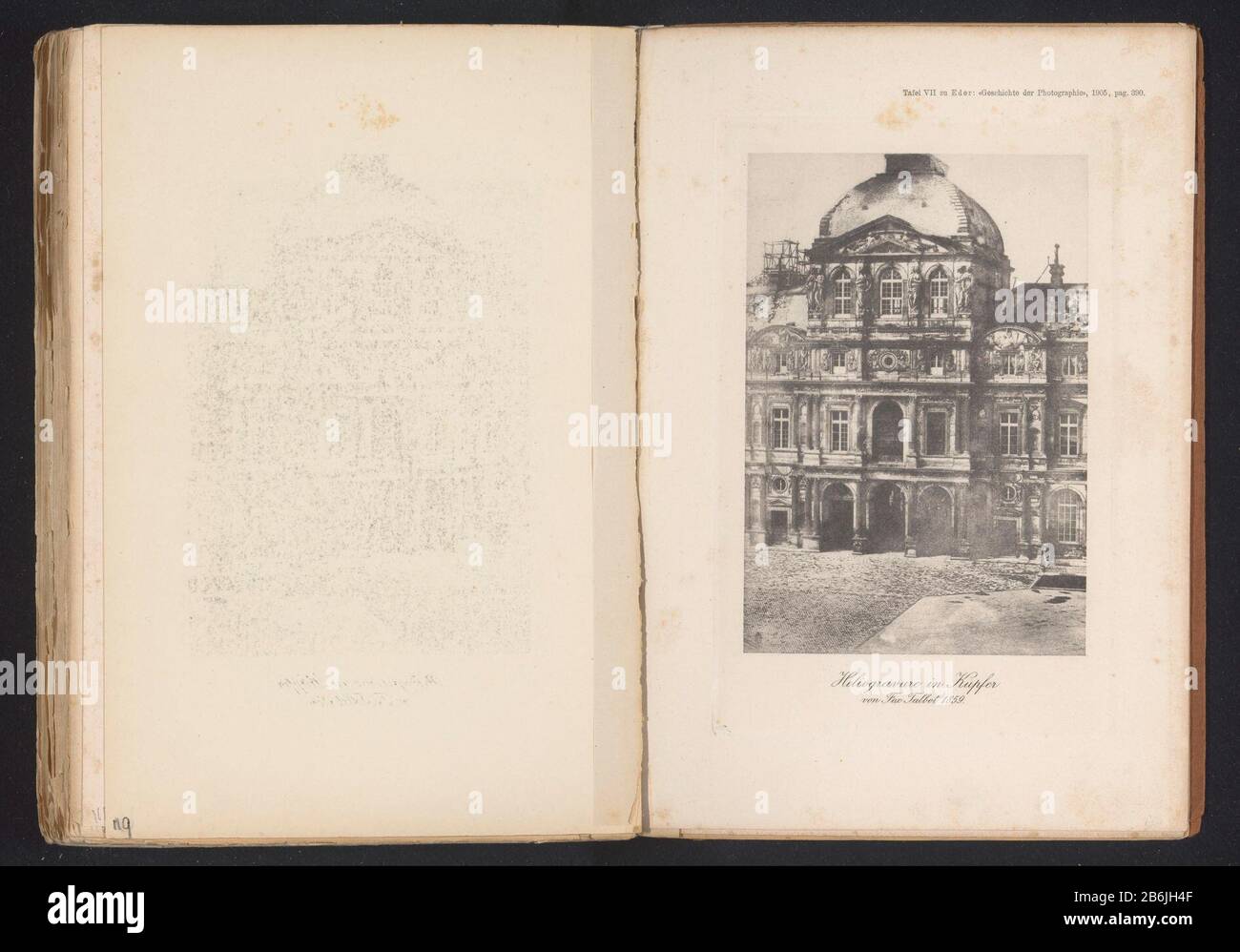 Parte della facciata del Musée du Louvre di Parigi, come visto dalla Proprietà Place du Carrousel tipo: Fotomeccanica stampa pagina numero articolo: RP-F 2001-7-509-120 Iscrizioni / marchi: Numero, recto, stampato 'Tabella VII' Produttore : fotografo: William Henry Fox Talbot (edificio elencato) clichémaker: Anonimo preparazione del sito: Place du Carrousel Datato: 1900 - caratteristiche o 1905 Fisico: In Kupfer Materiale: Carta Tecnica: Dimensioni della fotoincisione: Stampa: H 148 mm × b 100 mmToelichtingPrent dopo pagina 484. Oggetto: façade (o casa o edificio) mostra permanente, museo: Musée du Foto Stock