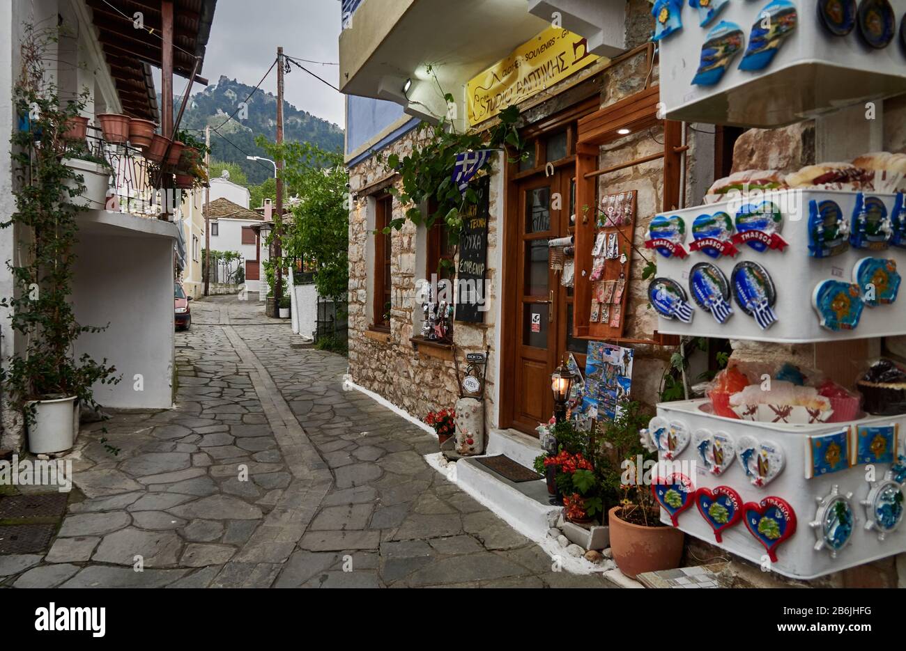 THASSOS, Grecia, Europa, Limenas città il porto di pesca la strada pedonale è vivace Thassos è un'isola greca nel Mar Egeo settentrionale, vicino alla costa di Tracia. È l'isola più a nord della Grecia, e 12 ° più grande per area. THASSOS è anche il nome della città più grande dell'isola, più conosciuta come Limena, capitale di Thassos, situata sul lato nord, di fronte alla terraferma. Foto Stock