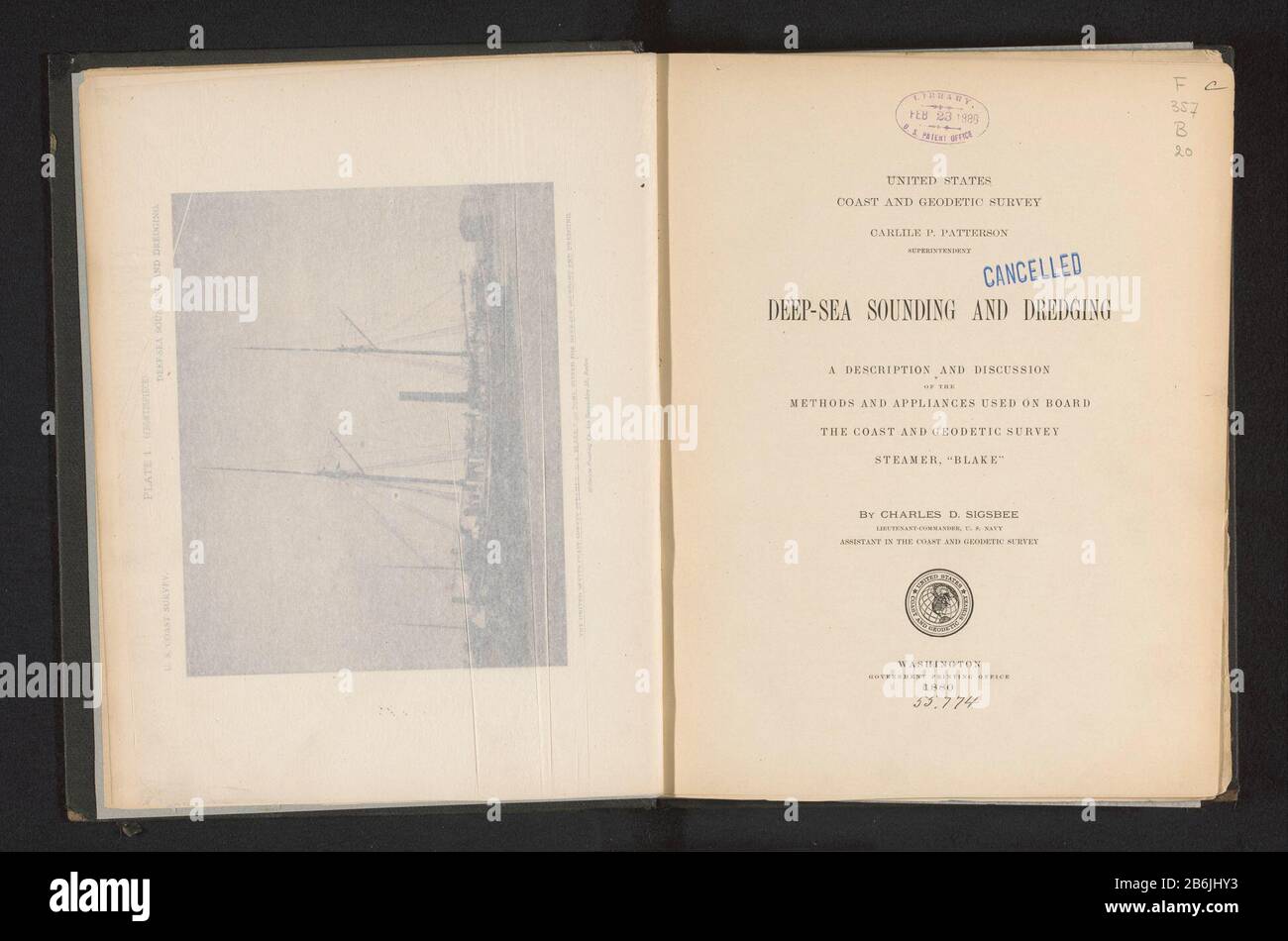 Deep-Sea suono e dragaggio (ttel op object) Profondo-mare suono e dragaggio (title object) Tipo: Libro numero articolo: RP-F 2001-7-1064 Iscrizioni / marchi: Nome, interno copertina anteriore, bloccato 'Biblioteca scientifica United States Patent Office' iscrizione, di fronte alla copertina anteriore, stampato, 'Surplus -1 Biblioteca del Congresso Duplica 'opschrift, recto title leaf, timbrato,' Biblioteca 23 febbraio 1888 US Patent Office'Vervaardiging dating: 1880 Materiale: Cartone carta asciugamani Tecnica: Stampa / litografia (tecnica) / dimensioni della pressione leggera: H 304 mm × L 251 mm × P 30 mm Foto Stock