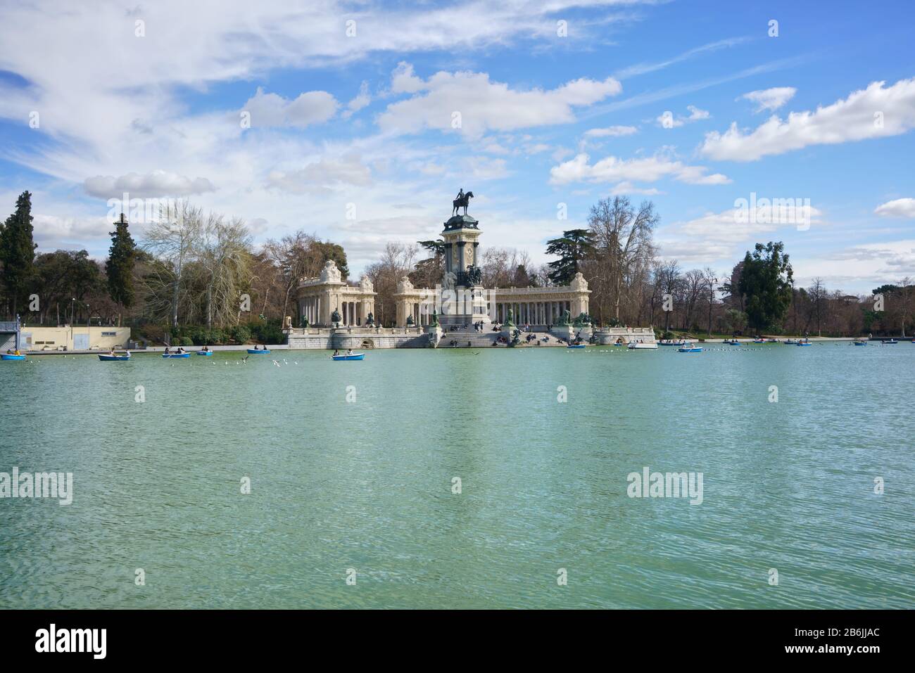 Parco del Retiro nella città di Madrid, Spagna. Estanque del Retiro, lo Stagno del Retiro con il monumento al re Alfonso XII Foto Stock