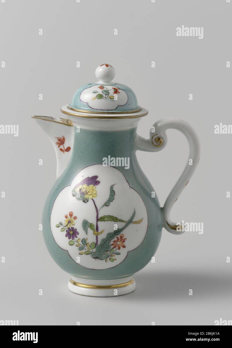 Coperchio della caraffa del latte, rami di fiori dipinti multicolore su una distanza verde-mare Deksel van melkkan, veelkleurig beschilderd met bloemtakken op een zeegroene fond Oggetto tipo : deksel Objectnummer: BK-15228-A-2 Iscrizioni / Merken: Fabrieksmerk, onderzijde, geschilderd in onderzugleurzukraukaue Foto Stock