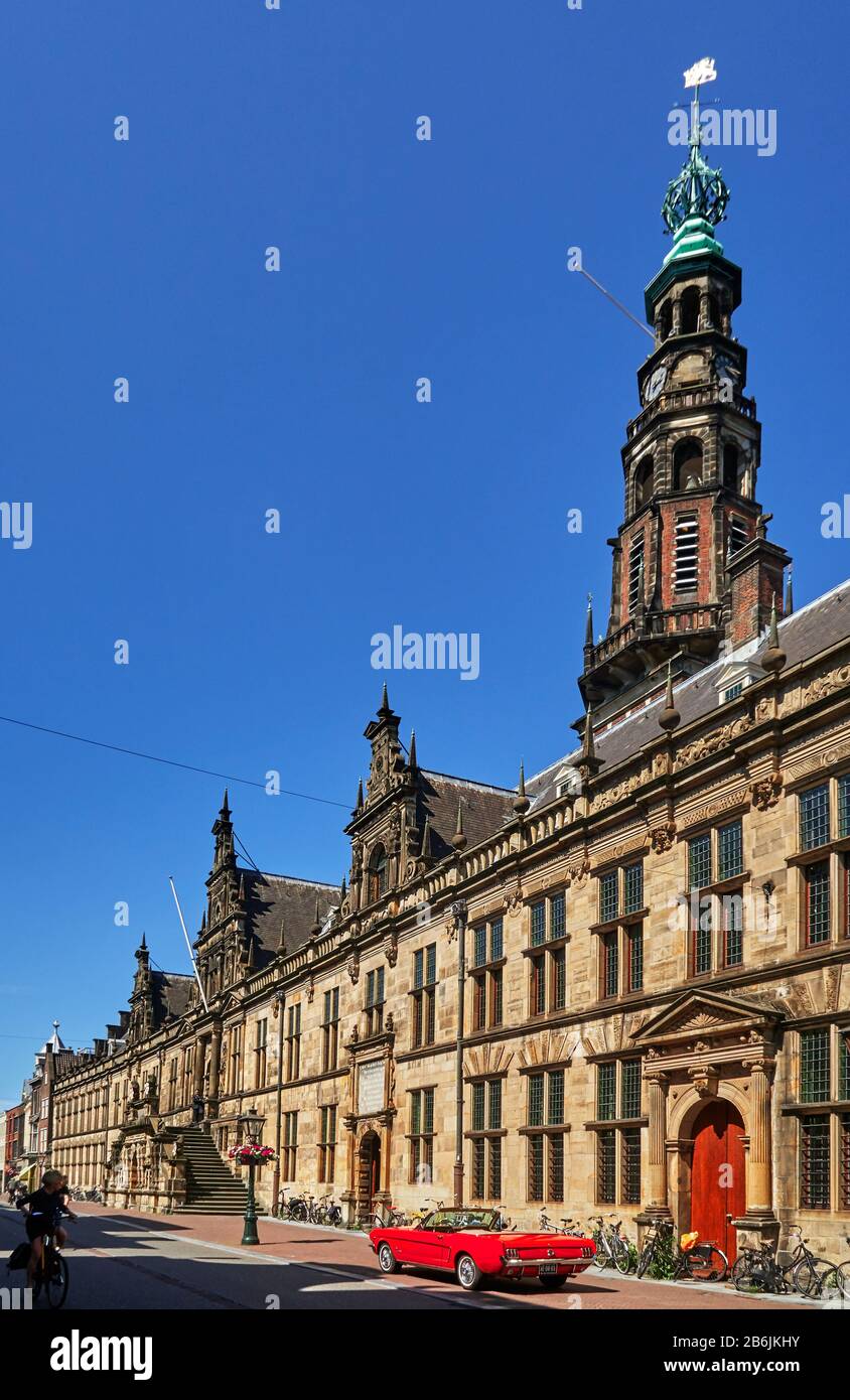 Città di Leiden, provincia dell'Olanda meridionale, Olanda, Europa - l'ingresso monumentale al Municipio di Leiden con la sua doppia scala questo parof del municipio si trova presso il Breestraat e ha la facciata originale che è stato costruito nel 1600. , la città di Leiden è conosciuta per la sua architettura secolare, i suoi canali, la sua universitof 1590, il nativitof Rembrand, la città dove fiorì il primo tulipano bulof in Europa nel 16 ° secolo Foto Stock