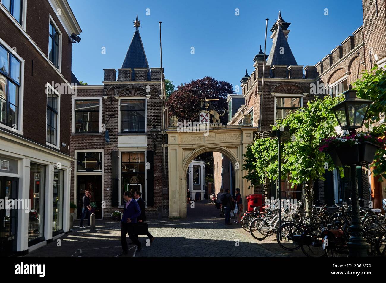 Città di Leiden, provincia dell'Olanda meridionale, Olanda, Europa - la porta d'ingresso alla cittadella di Burcht 11 ° secolo, la passeggiata intorno ai bastioni thaoffers una vista panoramica della città. La struttura si trova su una motte, ed è oggi un parco pubblico.' Foto Stock