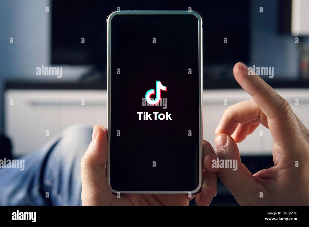 20 Ottobre 2019. Barnaul. Russia. Uomini che tengono il telefono con il logo TikTok sullo schermo. Tik Tok è un'app per creare e condividere video Foto Stock