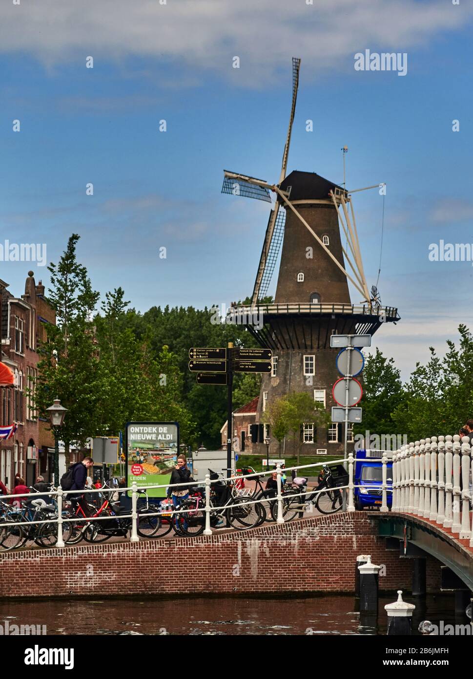 Città di Leiden, provincia dell'Olanda meridionale, Olanda, Europa, dal centro storico il De Valk Windmilll sul Plattegrond , la città di Leiden è conosciuta per la sua architettura secolare, i suoi canali, la sua universitof 1590, il nativitof Rembrand, La città o fleury il primo bulof Tulip in Europa nel 16 ° secolo Foto Stock