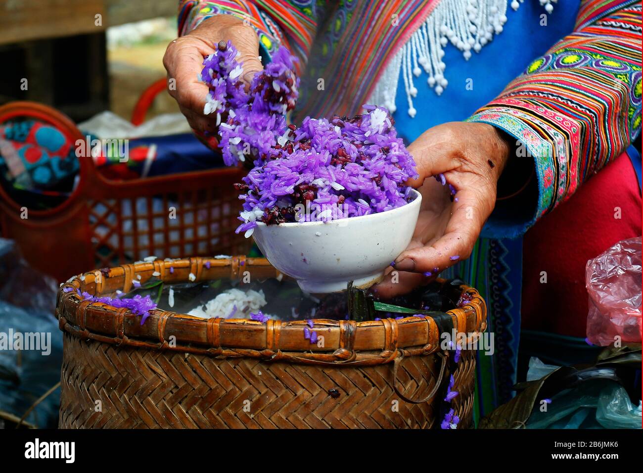 riso colorato venduto nel mercato etnico Foto Stock