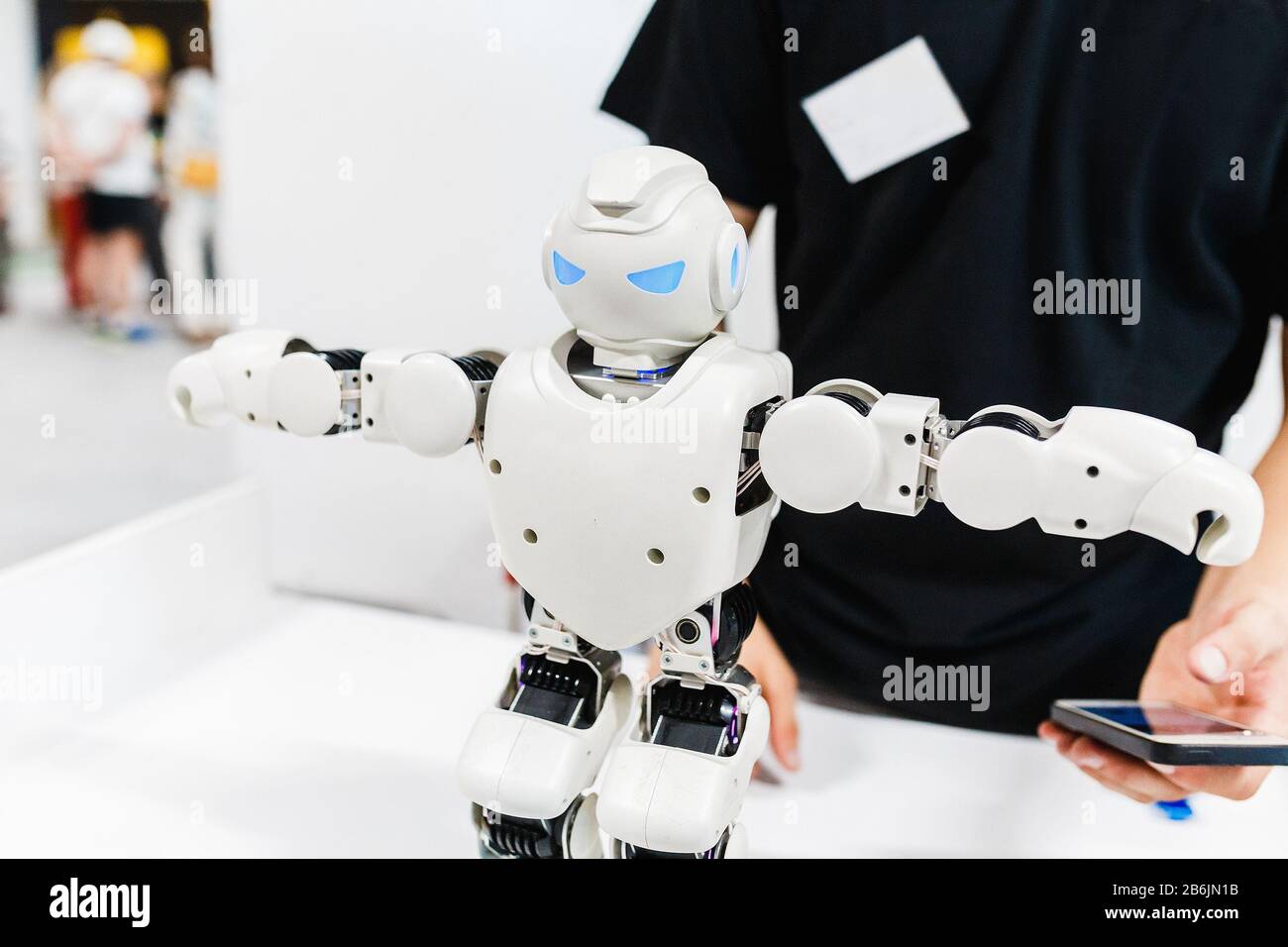 21 AGOSTO 2017, ULTRA MALL, UFA, RUSSIA: Danza robot umanoide intelligente Foto Stock