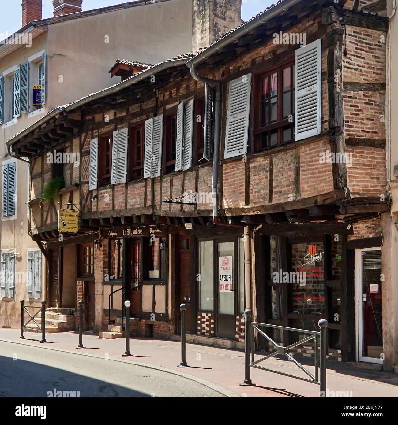 Francia, Ain departement, Auvergne - Rhone - Alpes région. Nel centro della città di Bourg-en-Bresse, in via De la Républiqe una serie di belle vecchie case a graticcio del periodo medievale Foto Stock