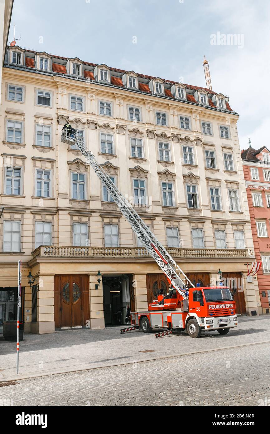 23 MARZO 2017, VIENNA, AUSTRIA: Camion antincendio con scaletta per salvare le persone dall'edificio Foto Stock