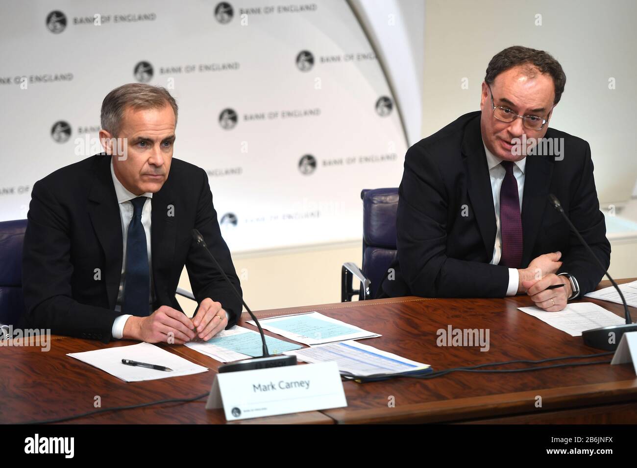 Il governatore della Banca d'Inghilterra, Mark Carney, e Andrew Bailey, governatore Designato, in una conferenza stampa presso la Banca dopo l'annuncio che ha tagliato il suo tasso di interesse principale a 0,25% da 0,75%. Foto Stock