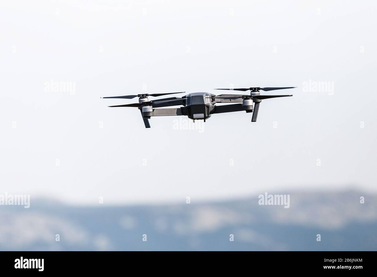 Una vista aerea di un drone in elicottero volante nel cielo Foto Stock