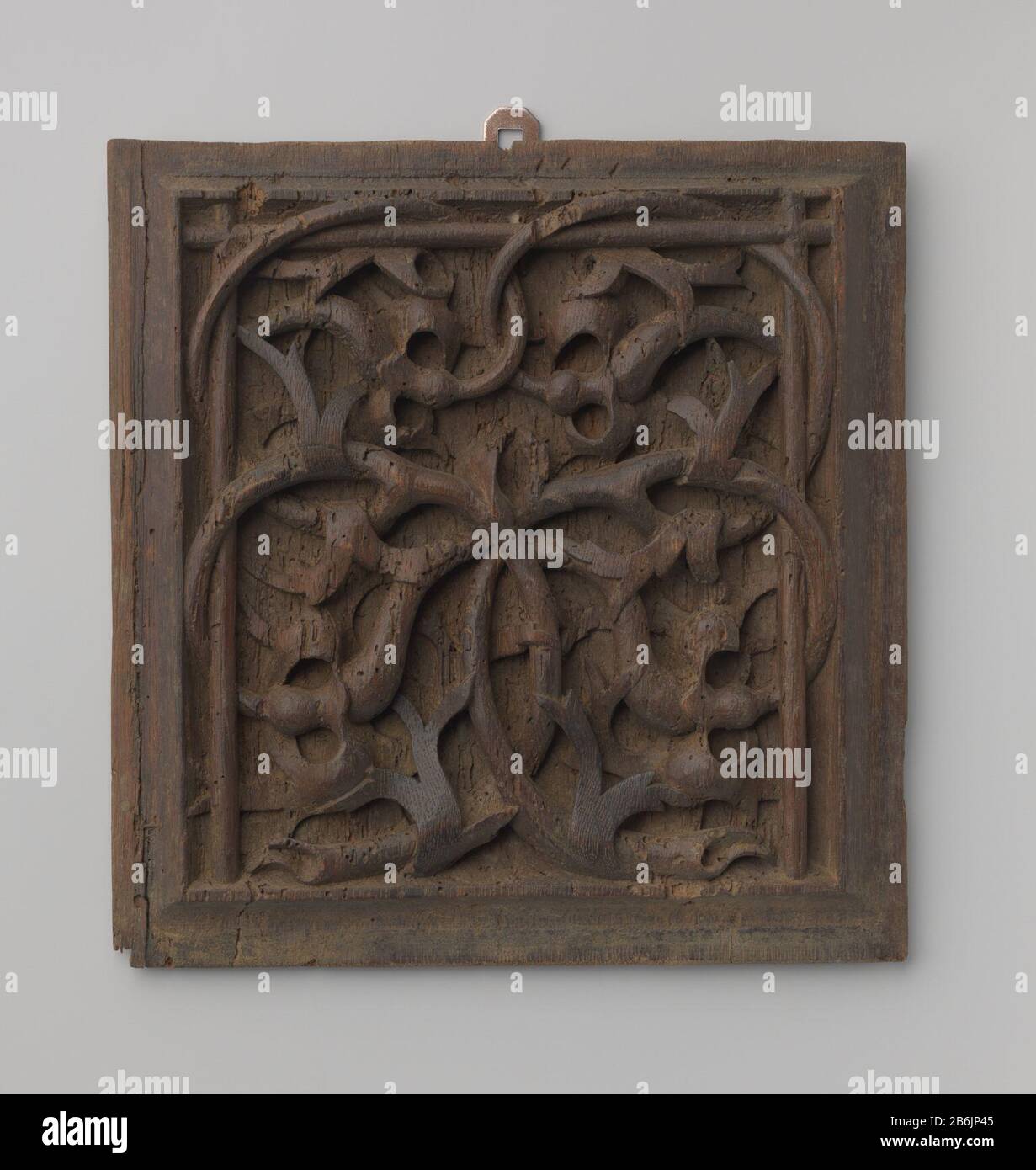 Porta di un mobile Deurtje van een kast Oggetto tipo : deur Objectnummer: BK-KOG-605-DVervaardiging dating: CA. 1500 Materiale: Hout dimensioni: H 28 cm. × b 28 cm. × d 4 cm. Foto Stock