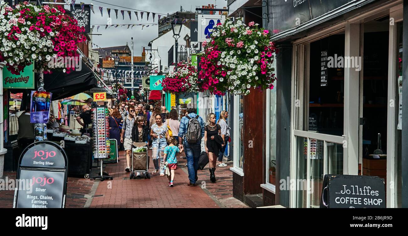 UK, East Sussex, costa sud dell'Inghilterra, City of Brighton and Hove, North Laine area in Brighton, il vecchio quartiere, , la strada connersante sono molto fioriti e molto animati , Brighton si trova sulla costa meridionale dell'Inghilterra e fa parte del comune della città di Brighton e Hove, la posizione di Brighton lo ha reso una destinazione popolare per i turisti, ed è la destinazione balneare più popolare del Regno Unito per i turisti d'oltremare, È stata anche chiamata la "città più lontana" del Regno Unito Foto Stock