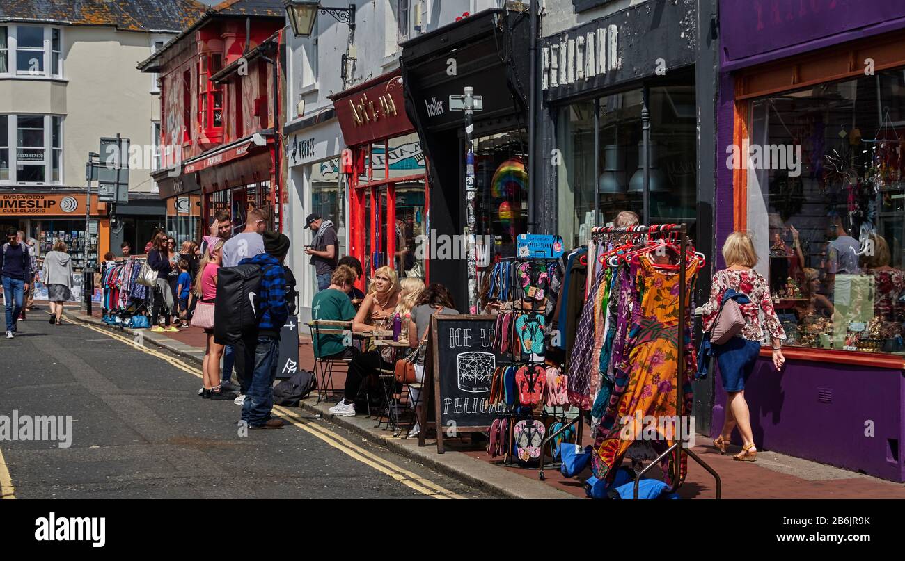 Regno Unito, East Sussex, costa sud dell'Inghilterra, città di Brighton e Hove, zona di North Laine a Brighton, il vecchio quartiere, la strada connersante sono molto animate, Brighton si trova sulla costa sud dell'Inghilterra e fa parte del comune di Brighton e Hove, La posizione di Brighton lo ha reso una destinazione popolare per i turisti, ed è la destinazione balneare più popolare del Regno Unito per i turisti d'oltremare, è stata anche chiamata la 'città più hippest' del Regno Unito Foto Stock
