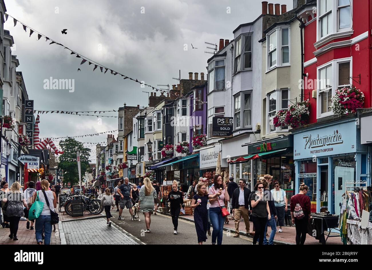 Regno Unito, East Sussex, costa meridionale dell'Inghilterra, città di Brighton e Hove, la zona di Lanes a Brighton, il quartiere vecchio, la strada connersante sono molto animate, Brighton si trova sulla costa meridionale dell'Inghilterra e fa parte del comune della città di Brighton e Hove, La posizione di Brighton lo ha reso una destinazione popolare per i turisti, ed è la destinazione balneare più popolare del Regno Unito per i turisti d'oltremare, è stata anche chiamata la 'città più hippest' del Regno Unito Foto Stock