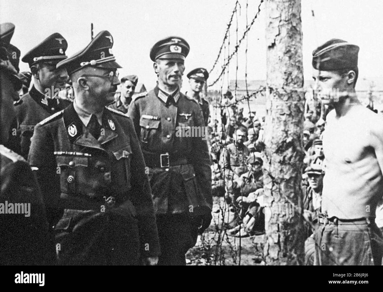 Heinrich HIMMLER (1900-1945) leader delle SS tedesche ispeziona un campo per i prigionieri russi nel 1941 Foto Stock
