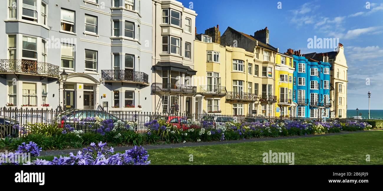 UK, East Sussex, costa meridionale dell'Inghilterra, City of Brighton e Hove, 'UNA fila di quello che un tempo erano case cittadine individuali, ma ora sono stati convertiti in appartamenti. Questi sono in Hove. Brighton si trova sulla costa meridionale dell'Inghilterra e fa parte del comune della città di Brighton e Hove, la posizione di Brighton lo ha reso una destinazione popolare per i turisti, ed è la destinazione balneare più popolare del Regno Unito per i turisti d'oltremare, Foto Stock