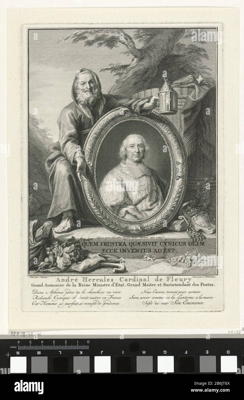 Een knielende Diogenes, met in zijn hand een lantaarn en op de achtergrond zijn ton, bij een portret van André-Hercule de Fleury in een ovaal ornamenteel medaillon. Links op de voorgrond groenten en op de achtergrond een boom. Onder het portret op de plint twee regels in het Latijn. Onder de voorstelling de naam en gegevens van de kardinaal in twee regels in het Frans. Daaronder twee kolommen ha incontrato elk drie regels in het Frans. Produttore : Pentrmaker: Jacob Houbraken (vermeld op object)naar schilderij van: Antreau (vermeld op object)naar schilderij van: Hyacinthe Rigaud (vermeld op object)Pla Foto Stock