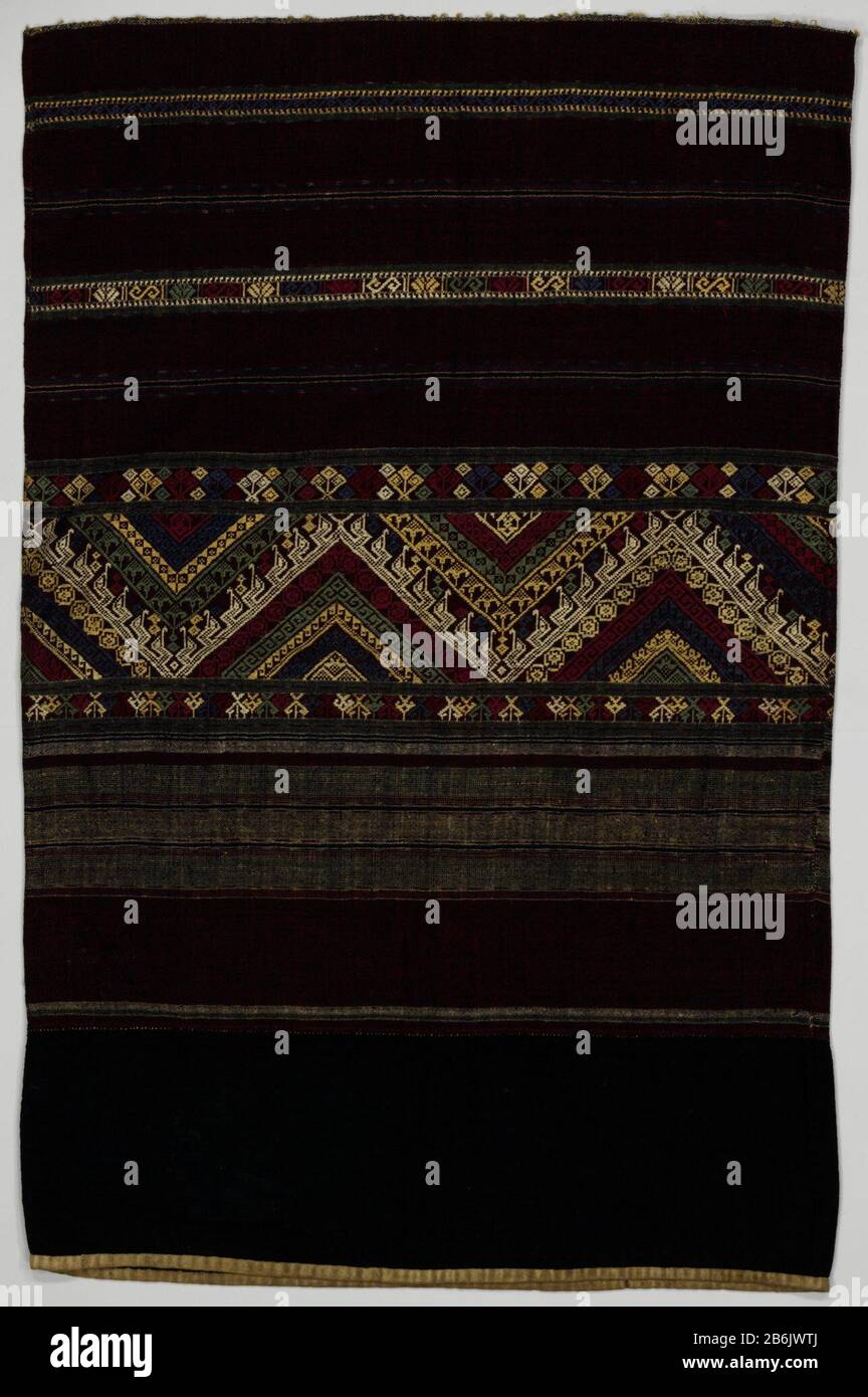 Doek non peccato Doek ha incontrato geometrische motieven. Produttore : weger: AnoniemPlats prodotto: Laos datazione: 1900 - 1949 kenmerken Fisico: Geweven katoen en zijde; materiale extra: Katoen zijde Techniek: Weven dimensioni: H 99 cm. × b 65 cm. × o 130 cm. Foto Stock