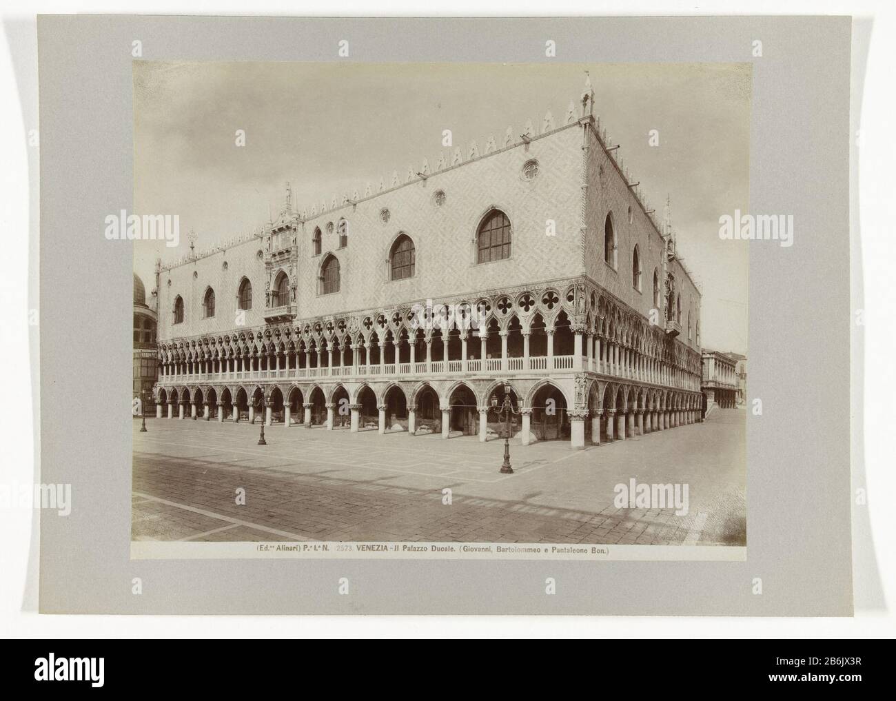 Palazzo Ducale, N, o VenetiëP.e 1.a 12573. Venezia - Il Palazzo Ducale. (Giovanni Bartolommeo e Pantaleone Bon.) (titolo oggetto) Tipo Di Proprietà: Fotografie numero articolo: RP-F 00-1682 Iscrizioni / marchi: Numero, verso in alto a sinistra scritto a mano con penna in inchiostro nero: '105.' Produttore : fotografo: Fratelli Alinari (edificio elencato) editore: Fratelli Alinari (proprietà quotata) Luogo produzione: Firenze Data: CA. 1880 - ca. 1895 caratteristiche Fisiche: Albume materiale di stampa: Carta carta cartone Tecnica: Albume dimensioni di stampa: Foto: H 201 mm × W 248 mmblad: H 242 mm × W 32 Foto Stock