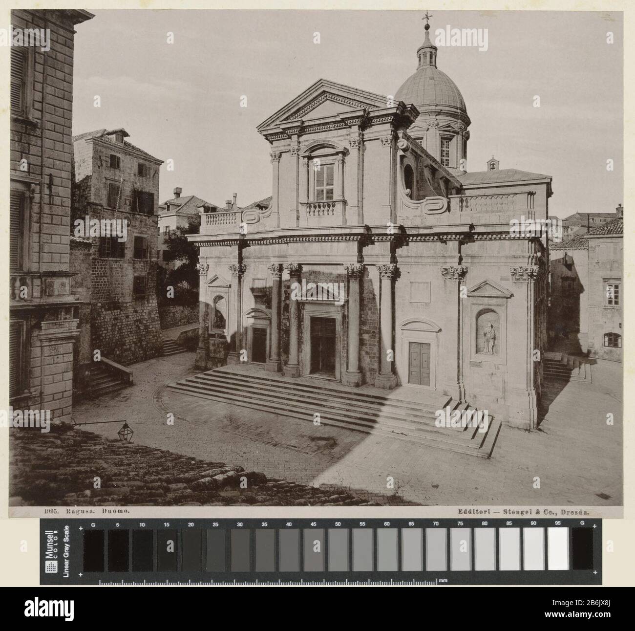 Duomo Duomo Ragusa Dubrovnik (oggetto del titolo) Dom van Dubrovnik. Duomo. (Titel op Object) Object Type : foto Objectnummer: RP-F-1919-183 Iscrizioni / Merken: Titel, recto onder, gedrukt: ‘4995. Ragusa. Duomo. Edditori - Stengel & Co., Dresda’annotatie, vero, geschreven en gestempeld: ‘19.183 R:MVS’ Produttore : uitgever: Stengel & Cofotograaf: Stengel & CoPlats fabbricante: Dresda dating: 1890 - 1900 Physical kenmerken: Lichtdruk Materiale: Papier karton Techniek: Licdruk × 229 mm H 328 mm × b 450 mm Oggetto: Nomi di edifici storici, sito Foto Stock