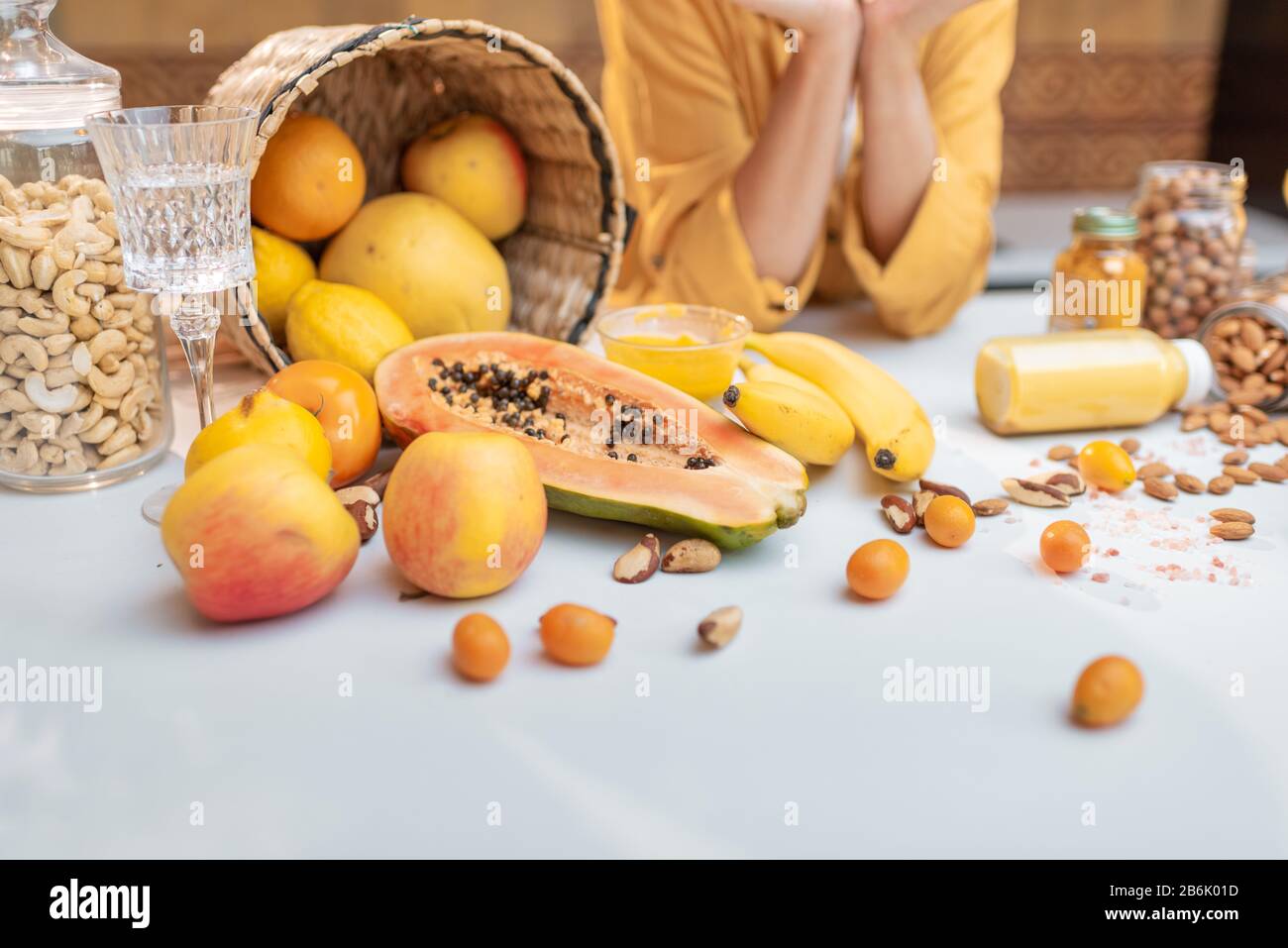 Tavolo pieno di frutta fresca e cruda e verdure in cucina. Concetto di vegetarianismo e di alimentazione sana Foto Stock