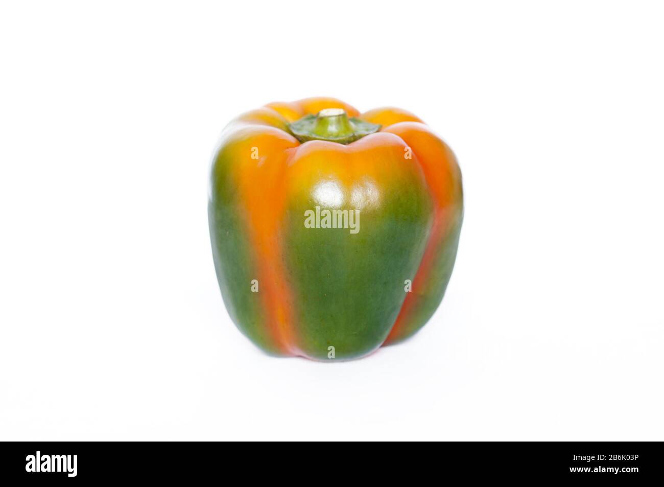Peperone verde che ha cominciato a girare arancione quando è stato scelto - peperone verde arancione Foto Stock