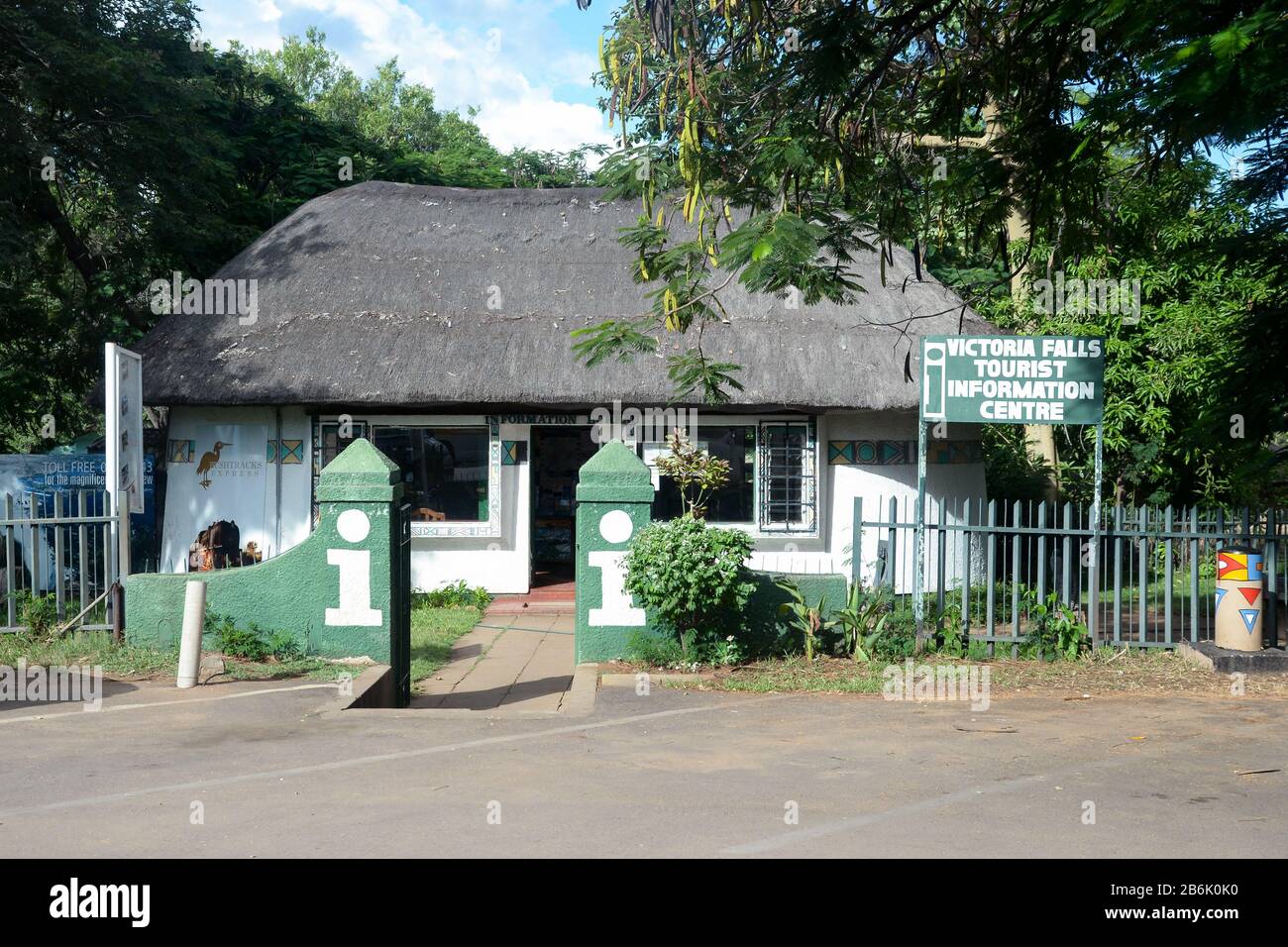 Centro informazioni turistiche a Victoria Falls, Zimbabwe. Casa verde con tetto sorvegliato. Centro di assistenza turistica in Zimbabwe. Foto Stock