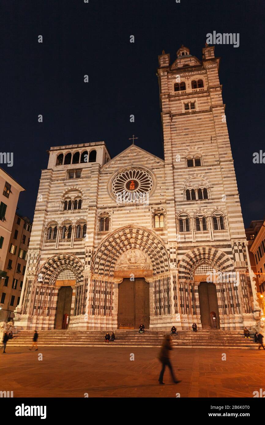 Genova, Italia - 17 Gennaio 2018: Cattedrale Di Genova O Metropolitana Cattedrale Di San Lorenzo. Vista notturna della vecchia Genova con persone a piedi Foto Stock