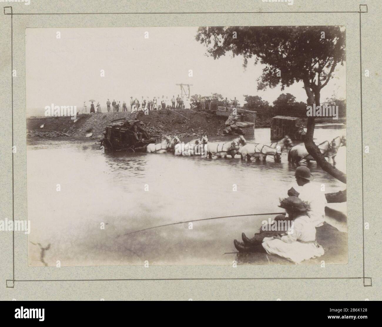 Carrozza trainata da cavalli attraversamento di acqua in Sud Africa Parte di Travel Album con foto di Sud Africa, Madeira, Portogallo, Francia e Duitsland. Produttore : fotografo: Anonymous place manufactured: South Africa Date: CA. 1880 - ca. 1900 caratteristiche Fisiche: Albumen materiale di stampa: Carta Tecnica: Albumen dimensioni di stampa: Foto: H 152 mm × W 204 mm Oggetto: Diligenza, omnibus, cavallo-tram dove Sud Africa Foto Stock