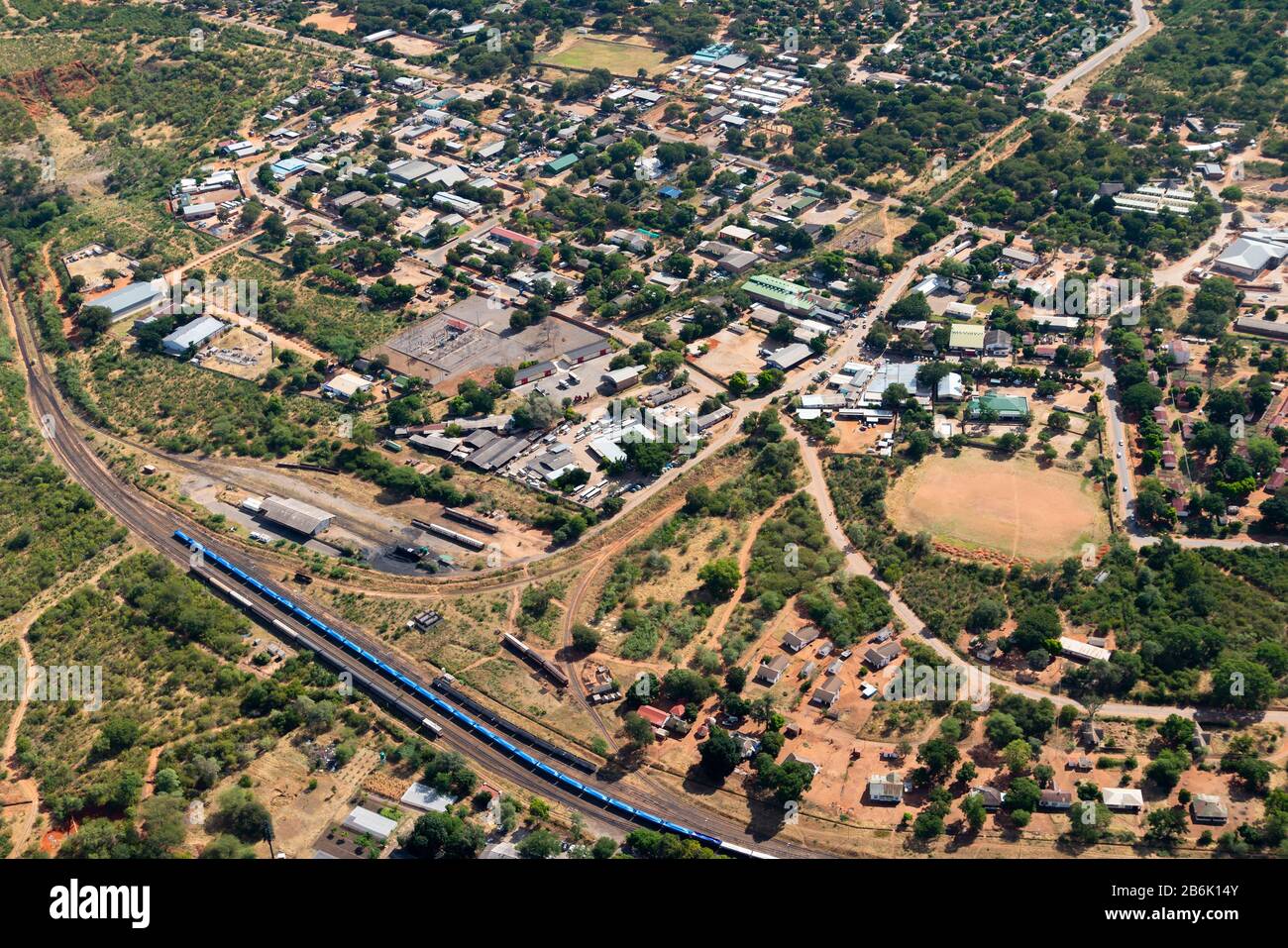 Victoria Falls City, Zimbabwe, nella provincia del Nord di Matabeleland. Piccola città africana con circa 33,000 abitanti. Vista aerea città in Africa. Foto Stock