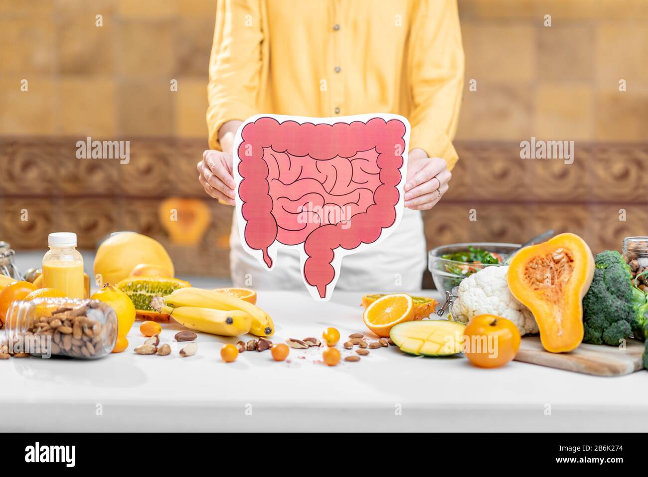 Modello di intestino crasso con varietà di alimenti sani freschi sul tavolo. Concetto di alimentazione equilibrata per la salute dell'intestino Foto Stock