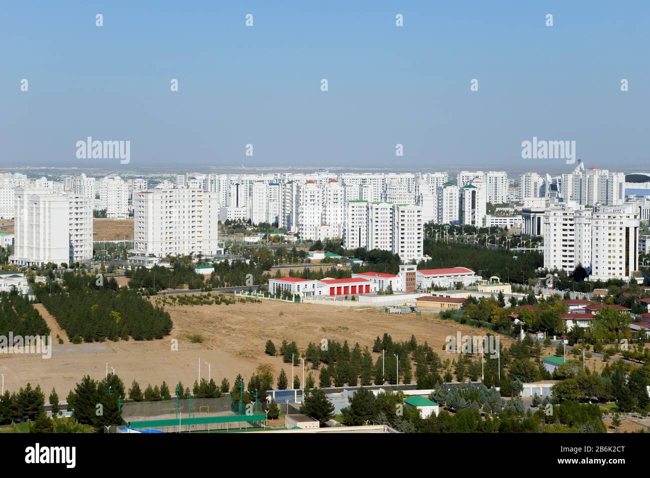 Skyline di edifici in marmo bianco ad Ashgabat, la capitale del Turkmenistan nell'Asia centrale. Edifici residenziali di lusso, conosciuta anche come la città bianca. Foto Stock