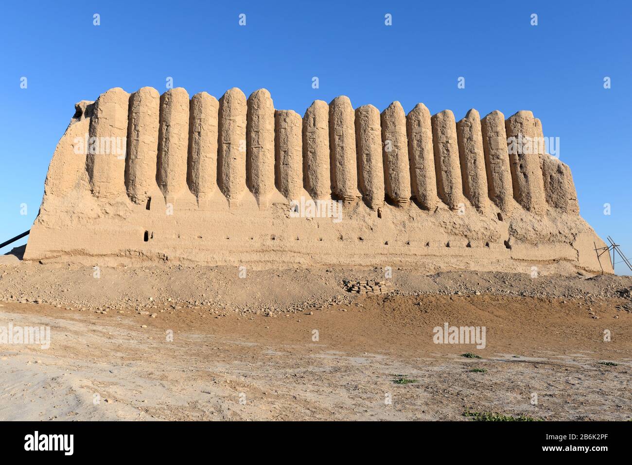 Vista frontale della Grande Kyz Qala, conosciuta anche come Kiz kala (Castello di Maiden). Sito storico situato nell'antica Merv in Turkmenistan. Patrimonio dell'umanità dell'UNESCO Foto Stock