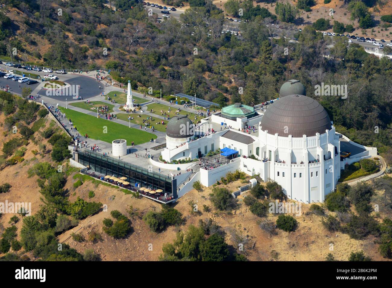 Veduta aerea del Griffith Observatory di Los Angeles. Attrazione turistica con una serie di spazi e mostre scientifiche. Architettura revival greca Foto Stock