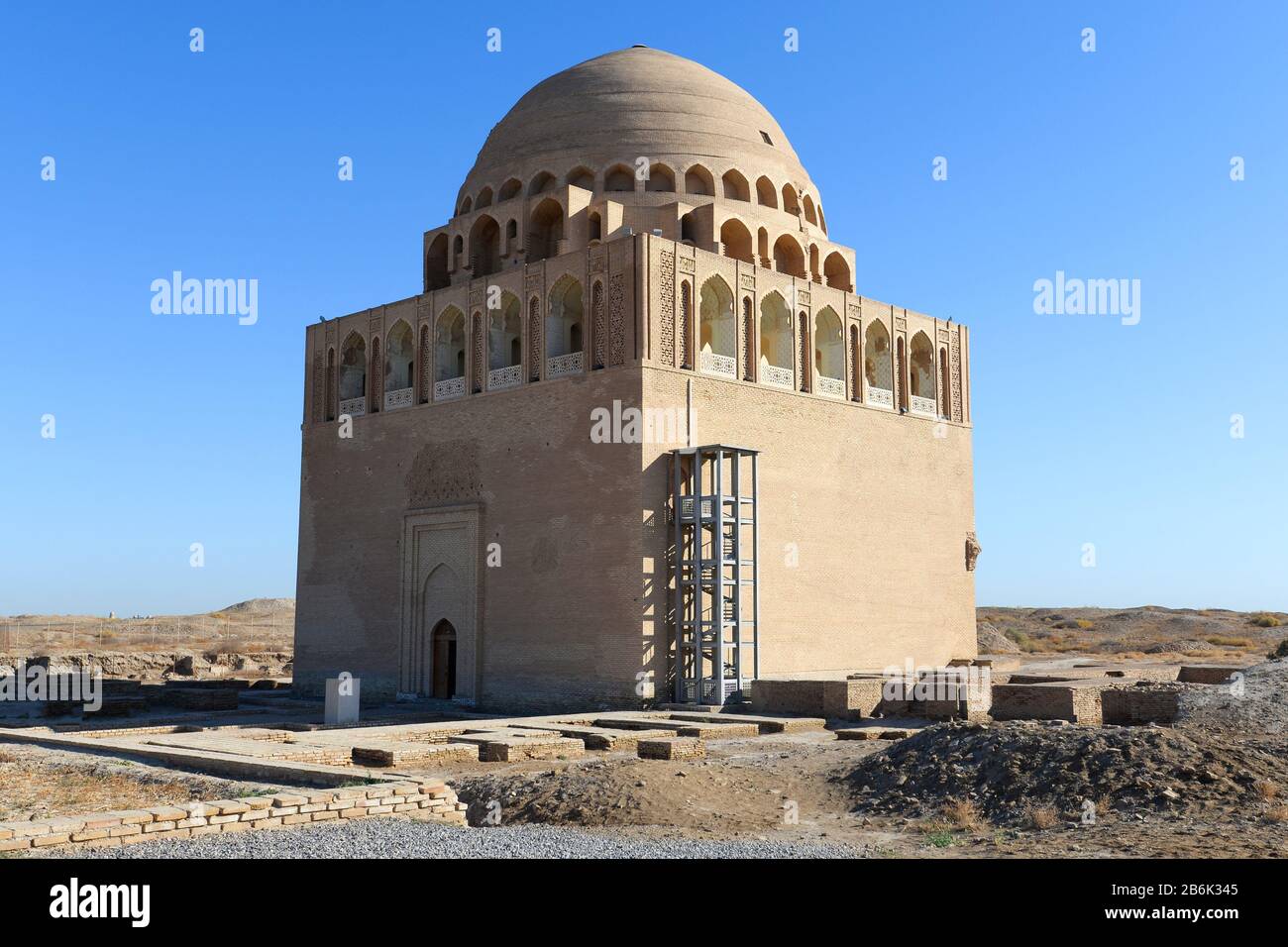 Tomba del Sultano Sarjar e Mausoleo costruiti per Ahmad Sanjar, sultano del Grande Impero Selgiuchiano nella Vecchia Merv, vicino a Maria, Turkmenistan. Foto Stock