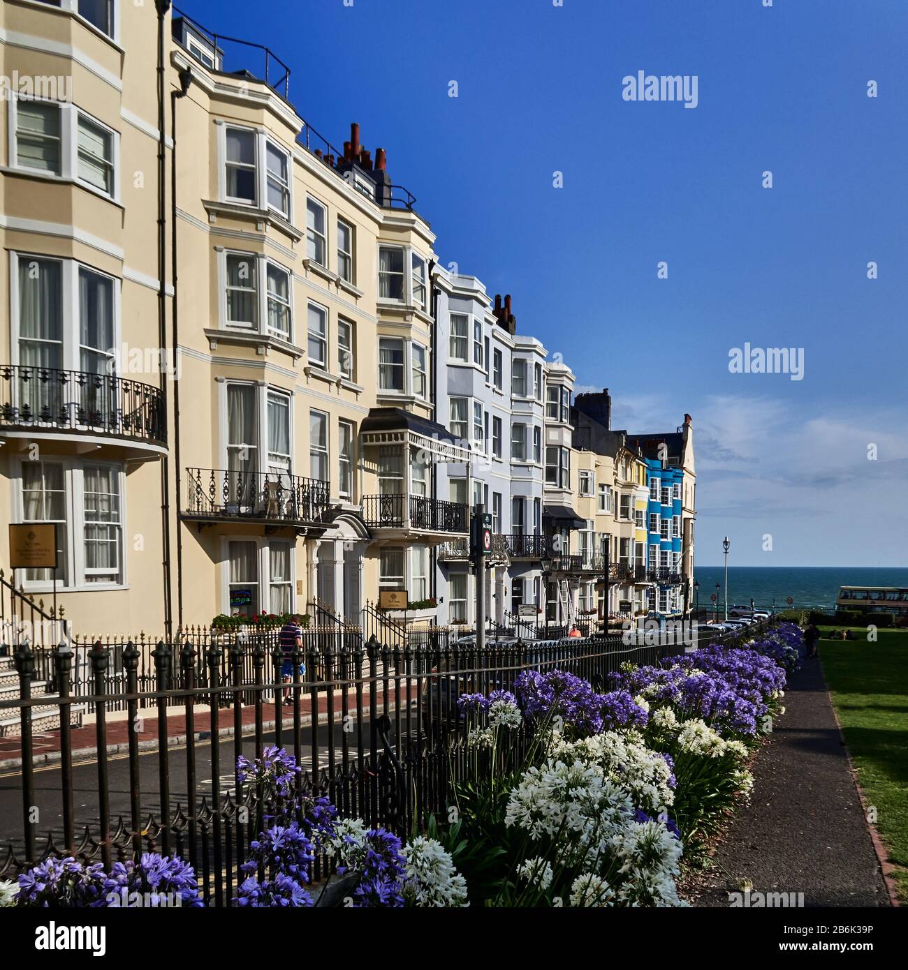 Regno Unito, East Sussex, costa meridionale dell'Inghilterra, città di Brighton e Hove, Tay scultura di Romany Mark Bruce 2009. 'Una fila di quello che una volta erano case cittadine individuali, ma ora sono stati convertiti in appartamenti. Questi sono in Hove. Brighton si trova sulla costa meridionale dell'Inghilterra e fa parte del comune della città di Brighton e Hove, la posizione di Brighton lo ha reso una destinazione popolare per i turisti, ed è la destinazione balneare più popolare del Regno Unito per i turisti d'oltremare, Foto Stock