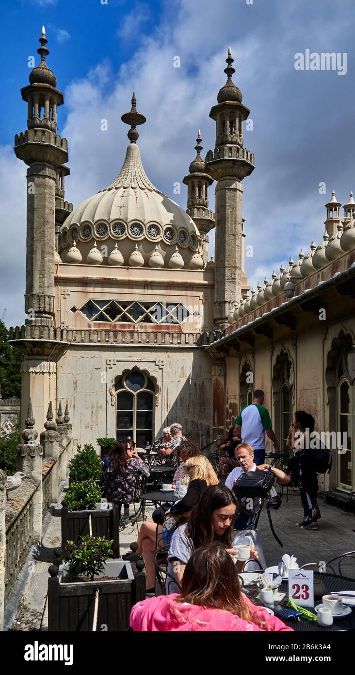 Regno Unito, East Sussex, costa meridionale dell'Inghilterra, città di Brighton e Hove, la caffetteria del Royal Pavilion, dall'architetto John Nash, conosciuto anche come Brighton Pavilion, è una residenza reale situata a Brighton, a partire dal 1787, è stata costruita in tre fasi come rifugio sul mare per George, Principe di Galles, che divenne il Principe Reggente nel 1811 Foto Stock