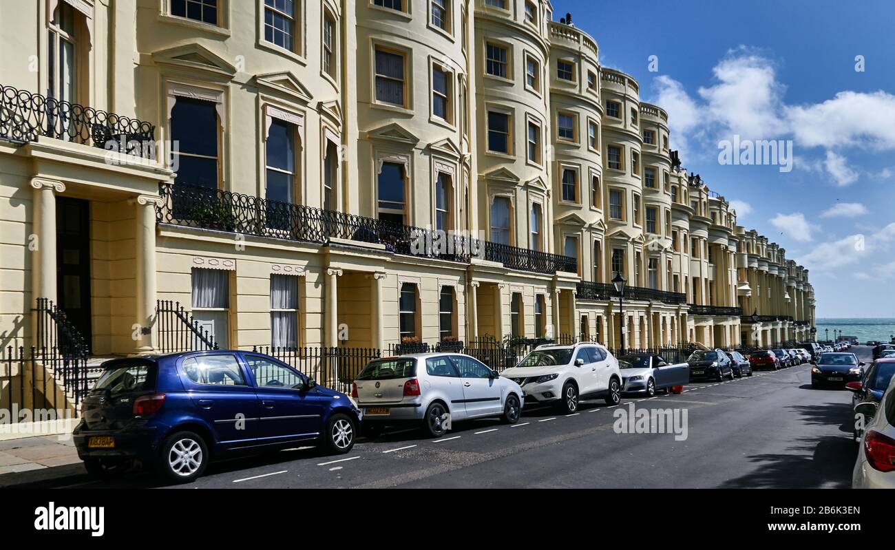 UK, East Sussex, costa meridionale dell'Inghilterra, City of Brighton e Hove, 'UNA fila di quello che un tempo erano case cittadine individuali, ma ora sono stati convertiti in appartamenti. Questi sono in Hove. Brighton si trova sulla costa meridionale dell'Inghilterra e fa parte del comune della città di Brighton e Hove, la posizione di Brighton lo ha reso una destinazione popolare per i turisti, ed è la destinazione balneare più popolare del Regno Unito per i turisti d'oltremare, Foto Stock